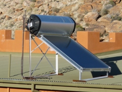 Solarkollektor mit integriertem Pufferspeicher
